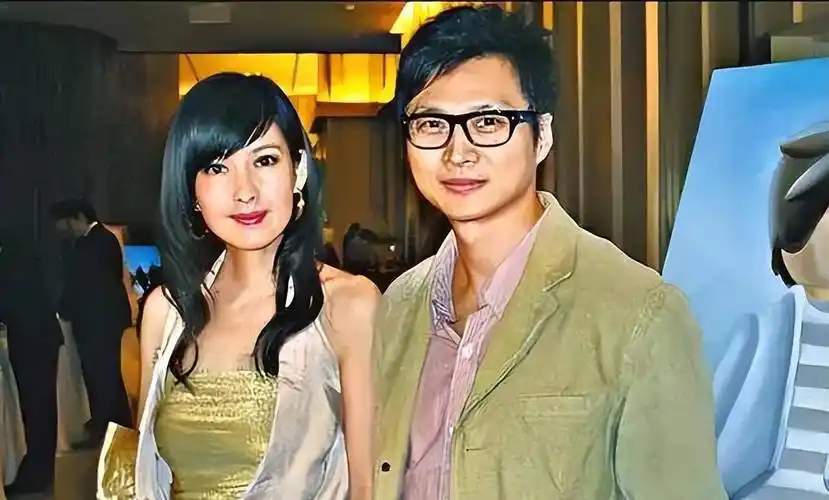 "玉女掌门人"周慧敏:祖孙三代的梦中情人,为爱退圈却屡遭背叛_倪震