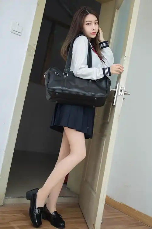 性感美女夏诗雯学生制服肉丝美腿诱惑