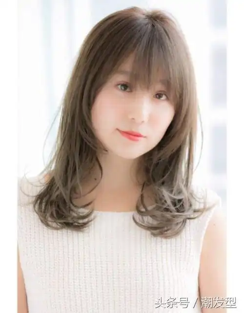 戚薇最新中长发发型半丸子头最吸睛韩国甜美中长发卷发发型图片2021年