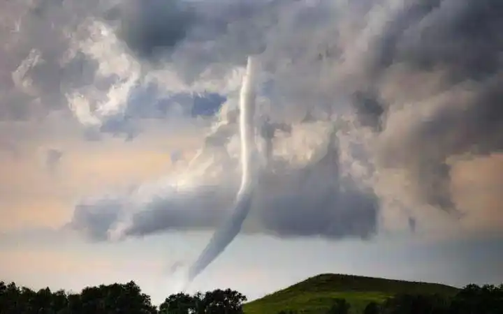 震撼超强龙卷风席卷而来恍如核爆现场