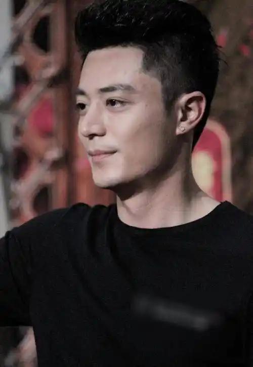 作为一个高冷男生霍建华一举一动都充溢着帅气,就算是素颜照都难掩他