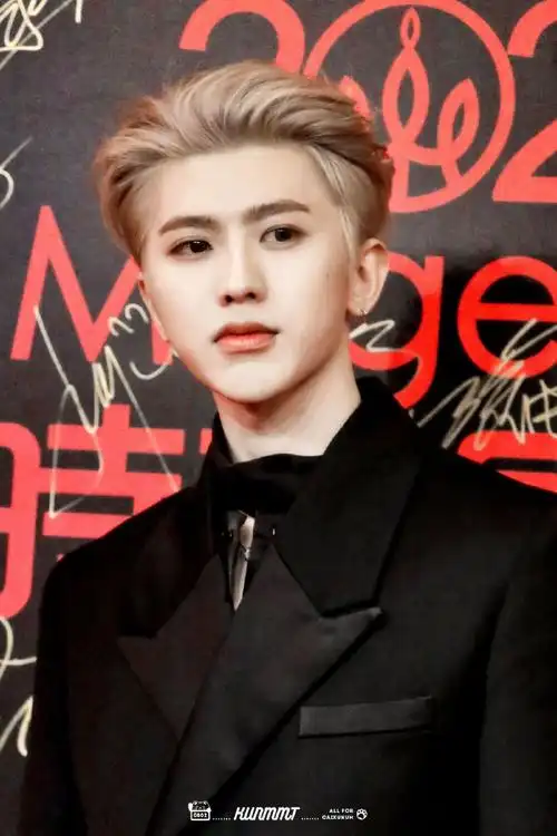 蔡徐坤长发##蔡徐坤新歌spotlight