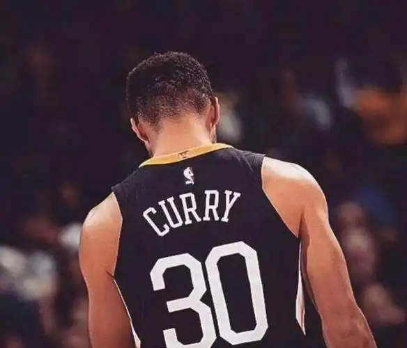 库里没落的背影