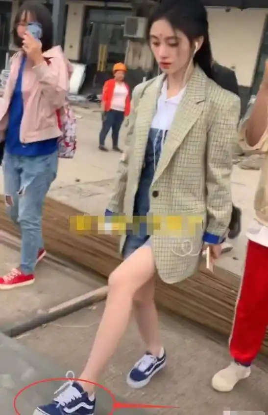 别人穿西装都配高跟鞋,唯独鞠婧祎与众不同,审美太绝了_女生_时候