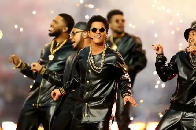 衣款像极了2016年火星哥在超级碗助阵coldplay时,上身的皮衣套装.