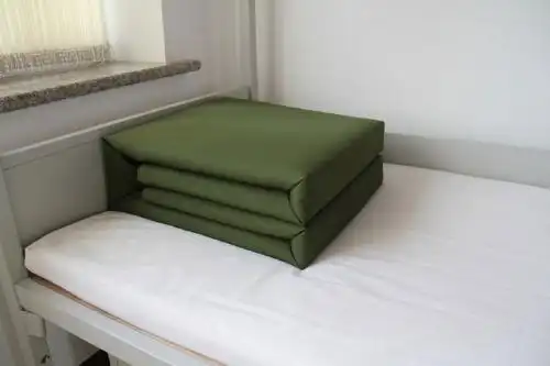 有官兵为把被子整得更有棱有角沾水叠,上级叫停:被子都潮了