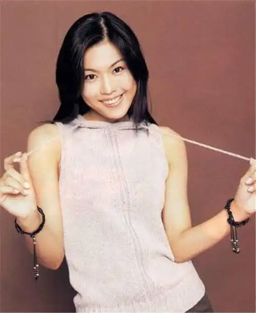 官宣!38岁何嘉莉喜诞三胎小公主,宝宝五官精致美人胚初显