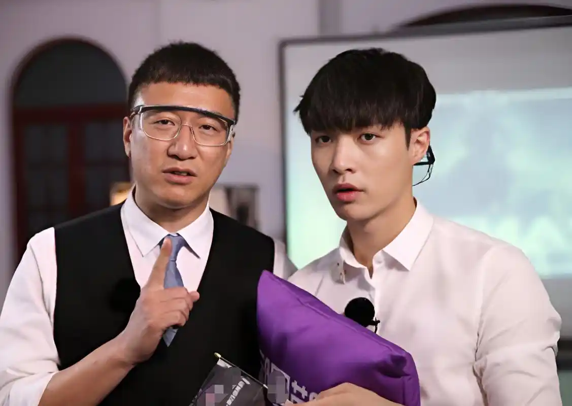 有一次聚餐,孙红雷把张艺兴拉到身边:"艺兴,黄渤,黄磊都在那边,你去