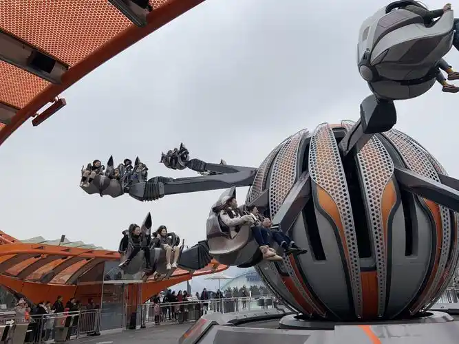 喷气背包飞行器我只要按一下把手按纽就可以飞高