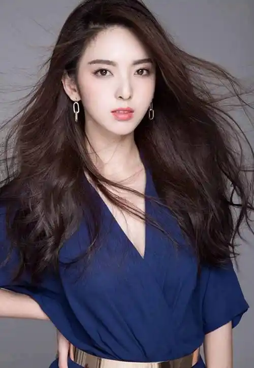 1990年9月26日出生于上海市的陈菲,原名:陈一榕,她从小就热爱舞蹈和