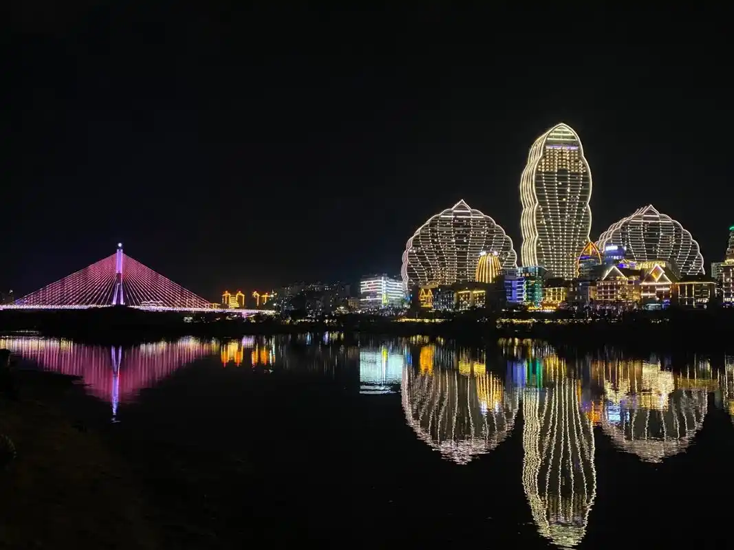 西双版纳夜景 西双版纳夜景,沿河一块被围起来了,但是可以从图3进去