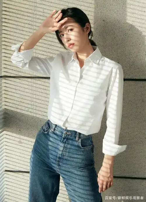 周雨彤白色衬衫搭配牛仔裤,简单干净利落,温暖的笑容让人亲近