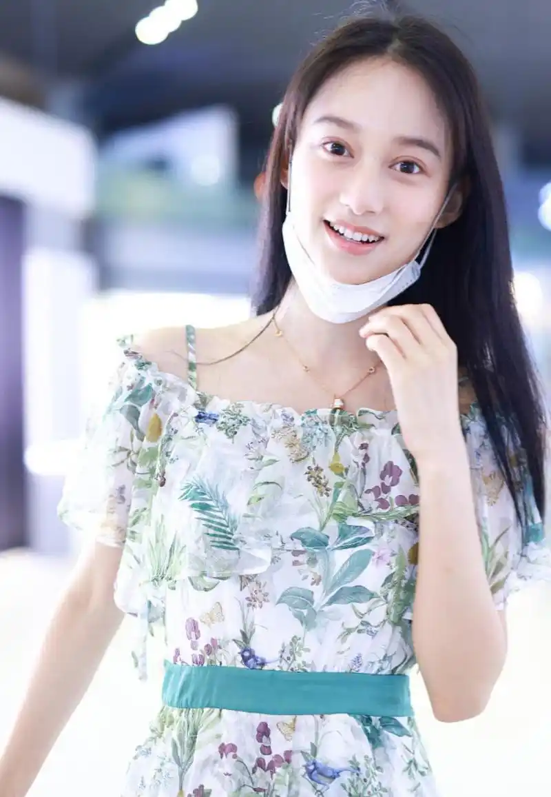初恋的感觉!"艺考状元"夏梦穿花裙秀香肩