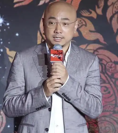 2022年12月,徐峥监制的电影《假爸爸》在沈阳进行实地拍摄,这一行为却