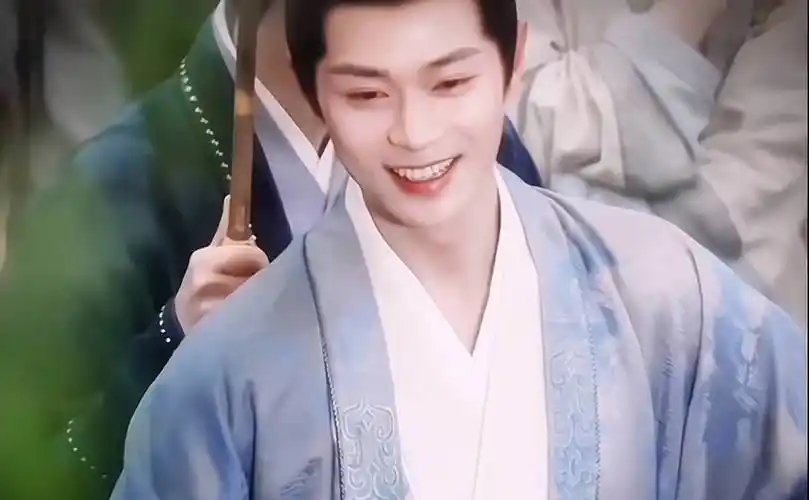 同龄人在这个年纪里已经慢慢染上了岁月的痕迹,曹骏却越活越年轻,褪去