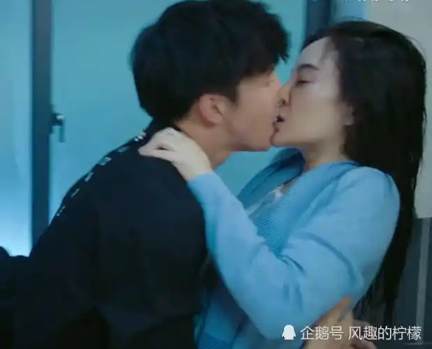 薛之谦和李小璐的浴室吻戏,有谁注意到她的双臂,网友:扶的真稳