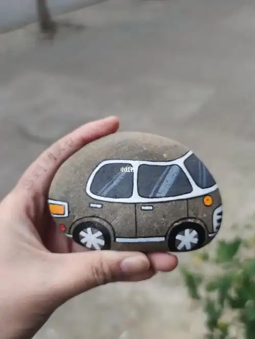 根据石头的形状绘制虽然看着很简洁也是小心翼翼的描的#石头画教程