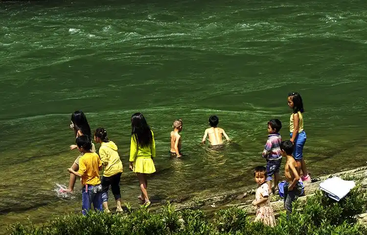 下一页 作品名称: 山娃童年  作品描述: 一群山娃,江河戏水,尽享童年