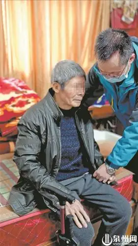 护理人员上门为失能老人提供护理服务