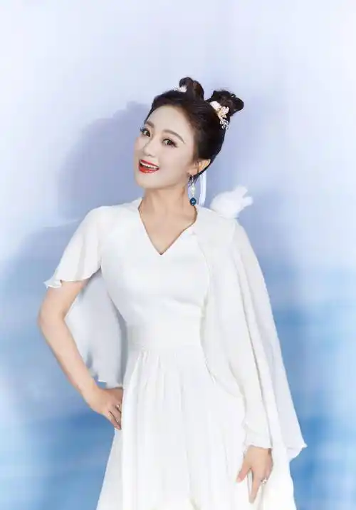 玖月奇迹王小玮嫦娥造型亮相舞台,娇俏可爱又灵动,笑