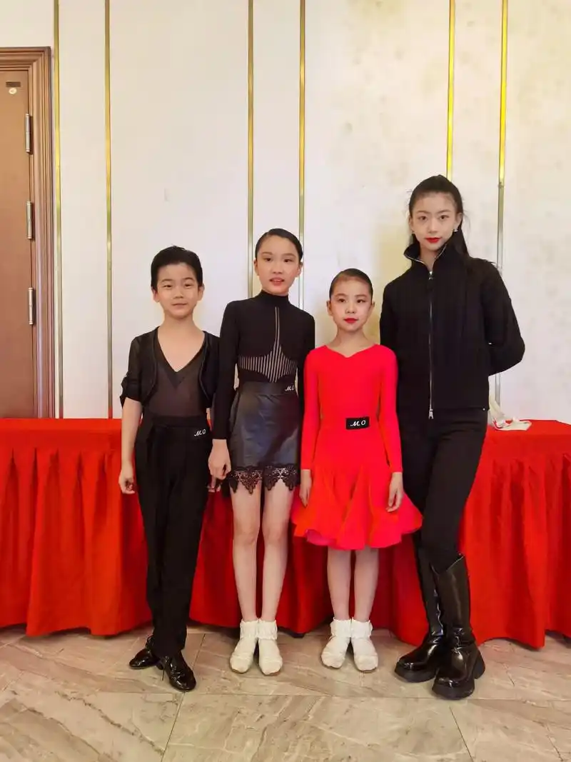 迷弟迷妹兴奋的不得了 最后捕捉两只小可爱#拉丁舞 #王崇墨李 - 抖音