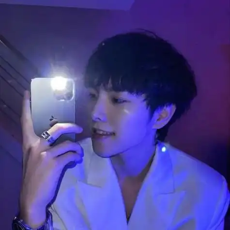 坚定又迷人的眼神帅哥头像中分发型图片男生短发