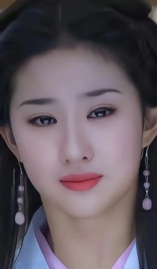 她将女儿国国王温柔似水,端庄典雅,含情脉脉的小女人形象呈现在观众