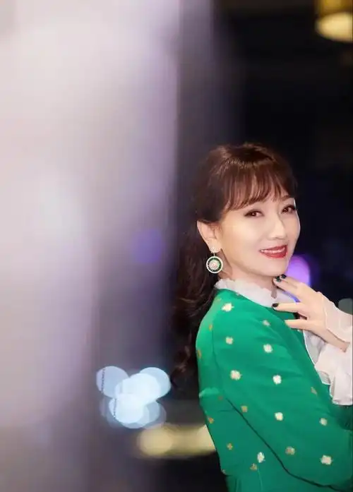 70岁高龄的赵雅芝近照曝光,真的是冻龄女神,美出高级感_网易订阅