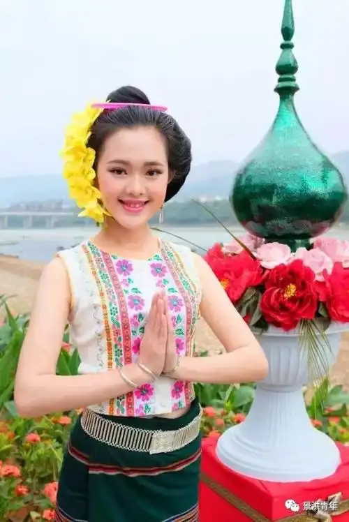 西双版纳2018泼水节选拔取水少女健康未婚了解傣族