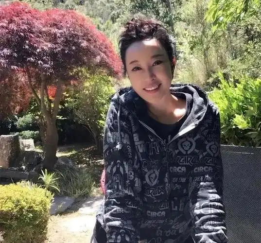 近日,刘晓庆不化妆,她在奔跑时的一些图片引发了人们的注意.