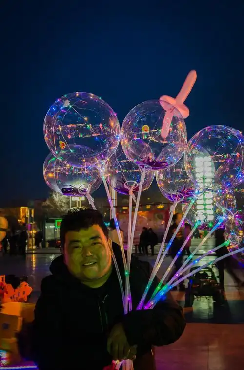 发光气球～一种新型材料制作而成的发光气球成为消费者的忠爱.