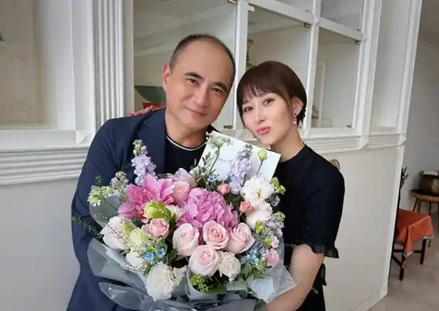 胡静晒与老公结婚十五周年合照 互动亲密浪漫送花