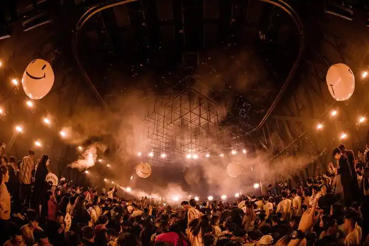 青岛电音节坐标moves十城联动首届寒假高校电音节太空鼠邀你相约电音