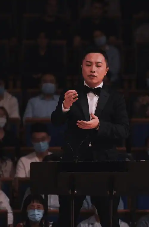 上海彩虹室内合唱团和它的"团魂"——作曲家,指挥家金承志就是当下再