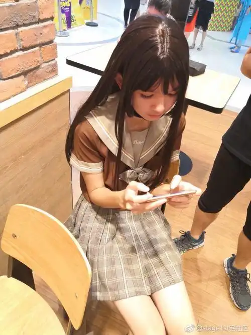 每个女装大佬推开男厕门的时候,不配上赌神bgm可惜了.【俩图】