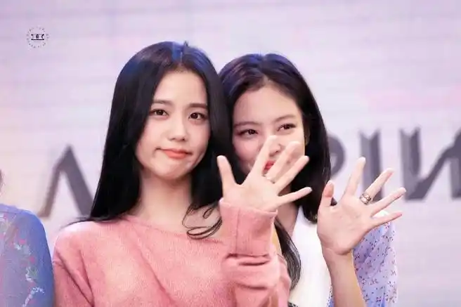 kimjisoo超话#愚人节站姐团建#  240331@sooyaaa_智秀愚人节贺图 7p