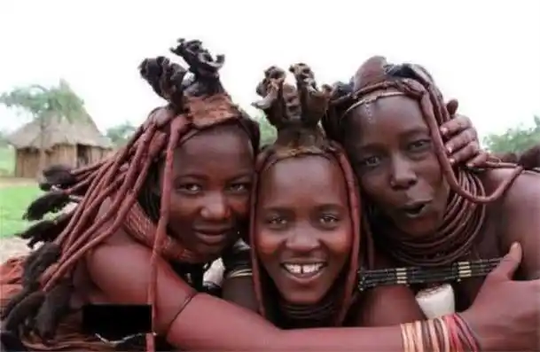 它们生活在非洲的西南边缘的纳米比亚地区,总共人口才2万人非常的少