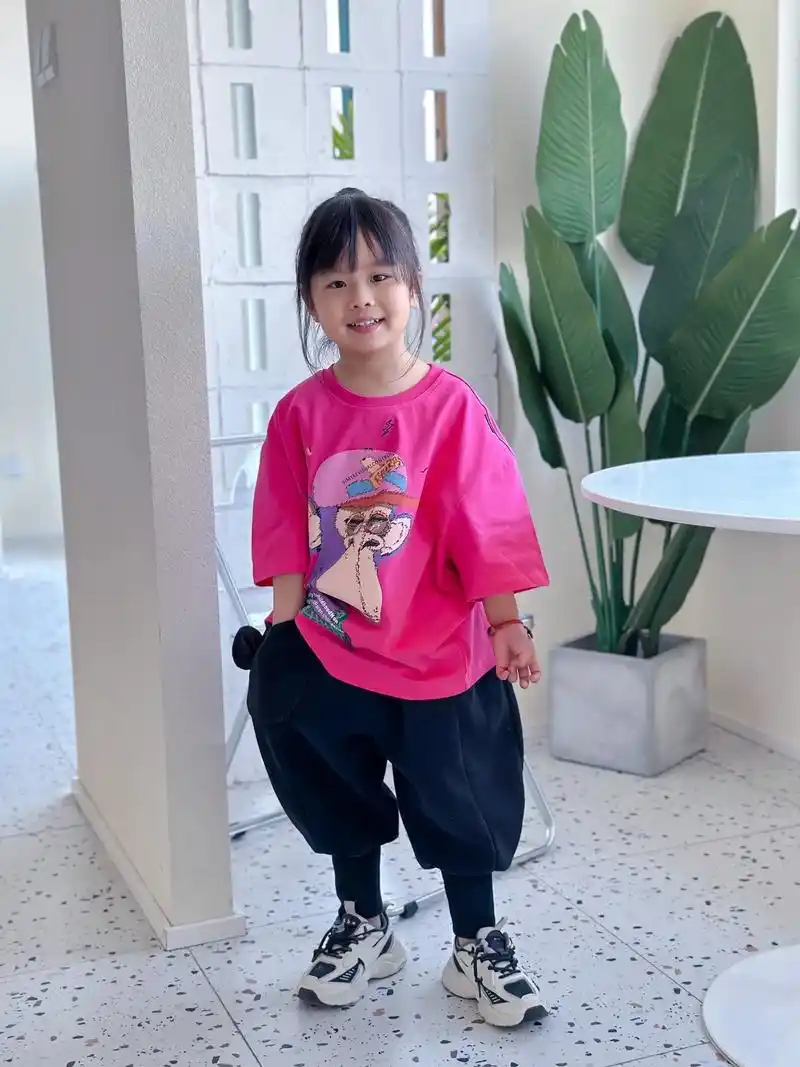 小女孩的快乐就是这样的简单.一件漂亮的衣服,一个喜欢的玩具  - 抖音