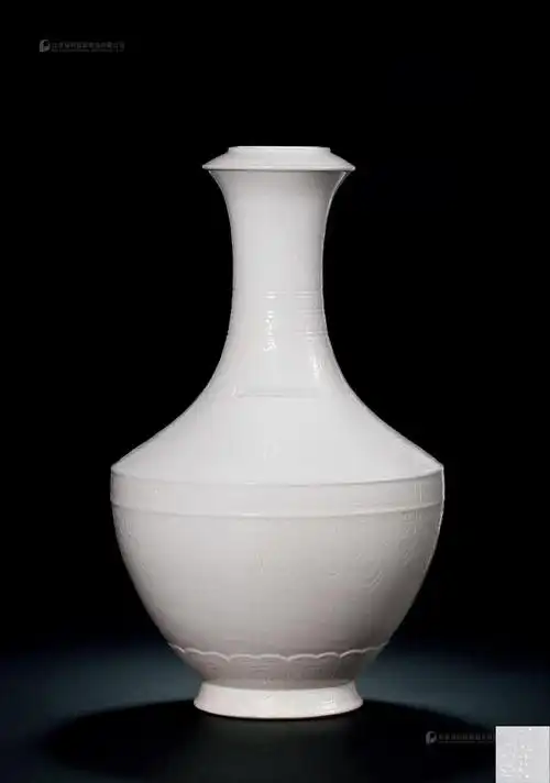 粉定白釉刻饕餮纹洗口瓶