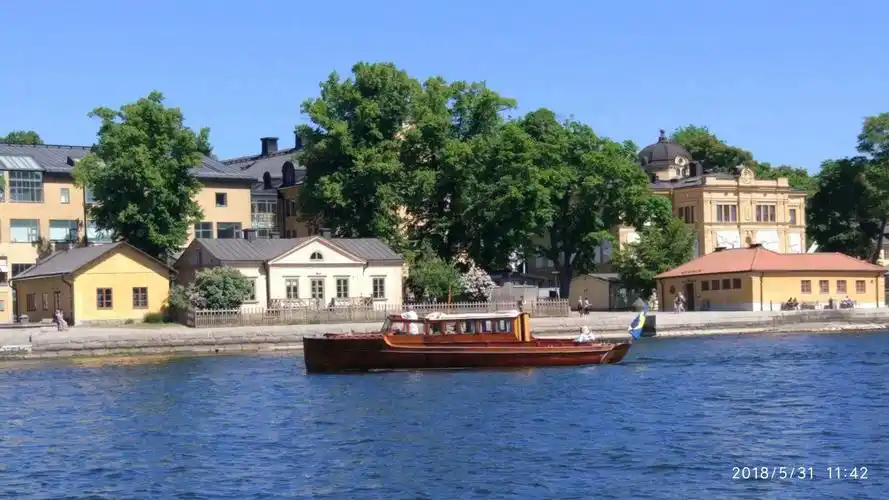 瑞典是个滨海城市,河流众多,航运发达,风景秀丽.