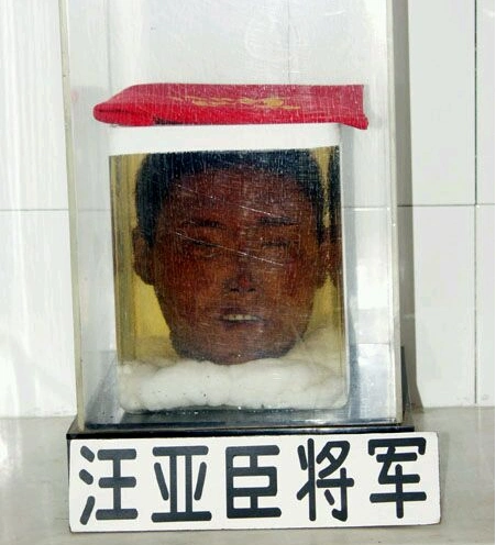 日军为了报复汪亚臣将军,并且回去领赏,直接把汪将军的首级割了下来