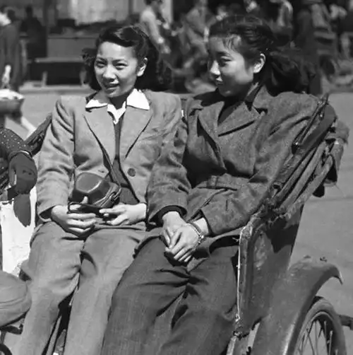 早在40年代中国女性就像李宇春戚薇一样把肩膀支棱起来了