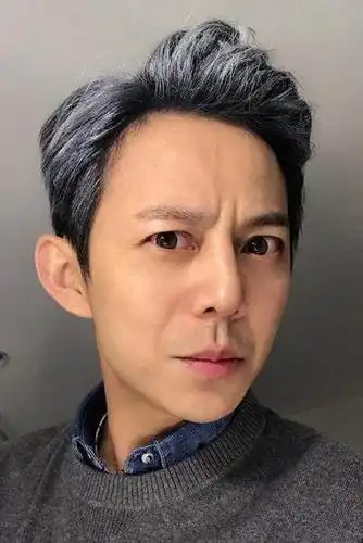 邓超一直有点白发,                    为了协调吧,毕竟"老年人"了.