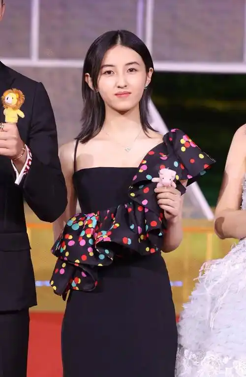 张子枫长大了,想穿吊带展示时尚,可惜还不够时尚,装时尚失败了