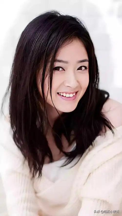 蒋欣,脸型圆润,笑容迷人