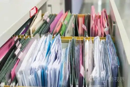 档案文件的悬挂文件文件夹在一个抽屉里一整堆的文件在工作办公室