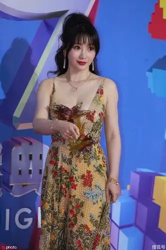 柳岩走红毯不慎摔倒跪地不起浑圆后背成亮点