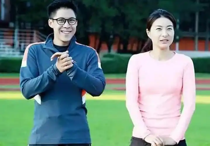 2003年,田亮被拍到与地下情女友廖剑玲亲密出行,瞬间打破了郭晶晶想要