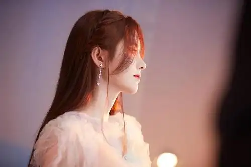 笑女士侧脸图(大家在评论里多发发私藏美图) .