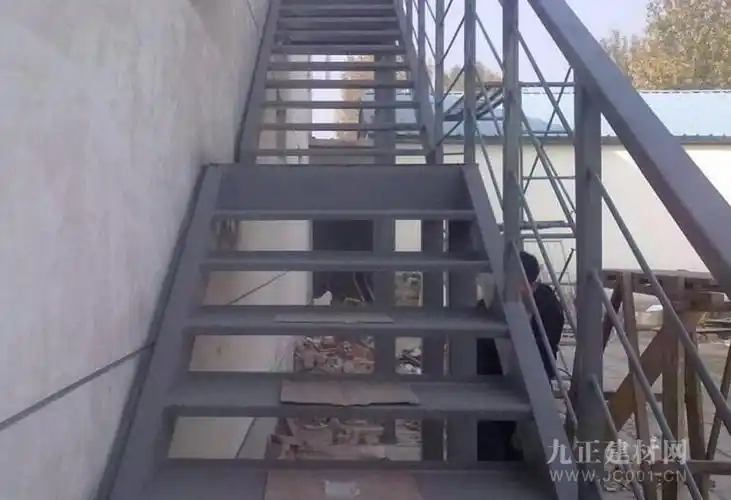 室外楼梯使用注意事项